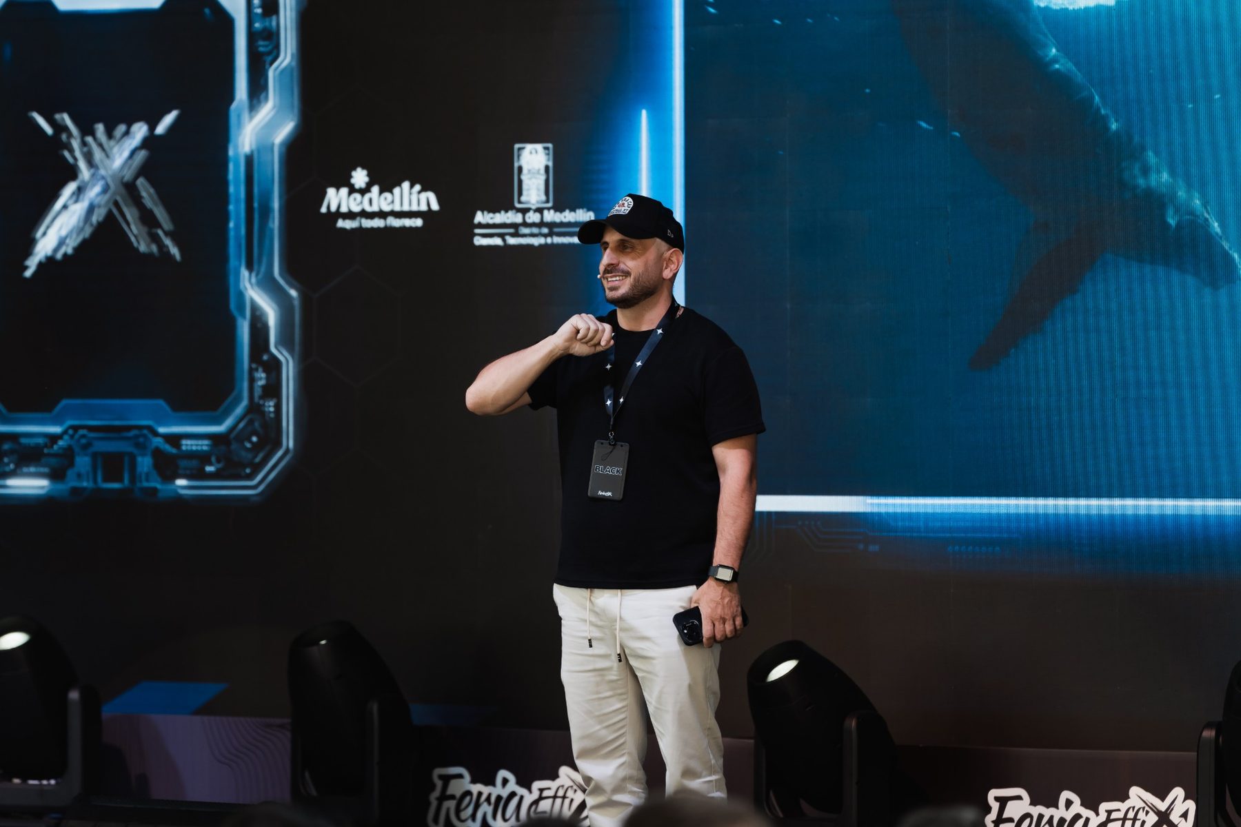 Juda dando una charla en la Feria EffiX de Medellín